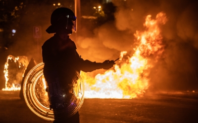 Moment de la crema de contenidors a la Gran Via | Roger Benet 